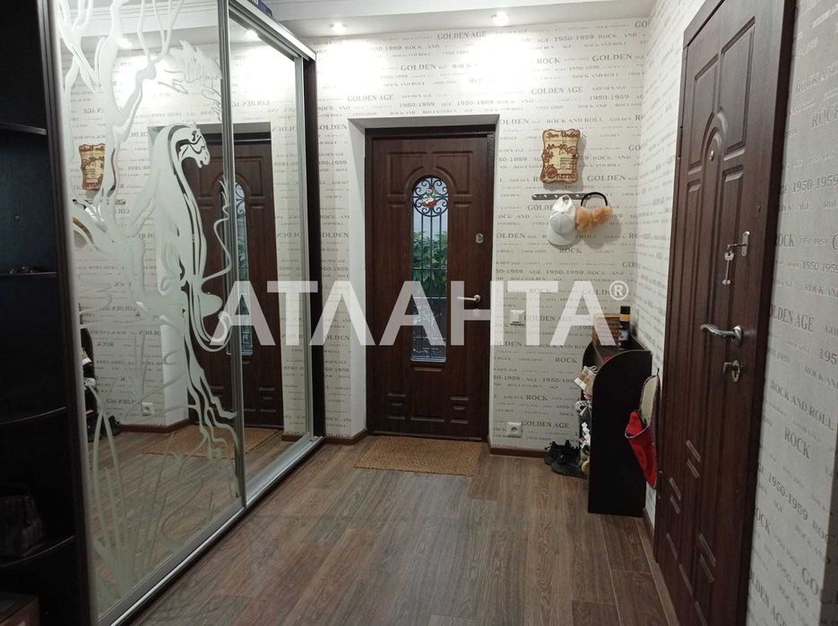 Дом 2016 года с гостевым домиком и ухоженным двориком