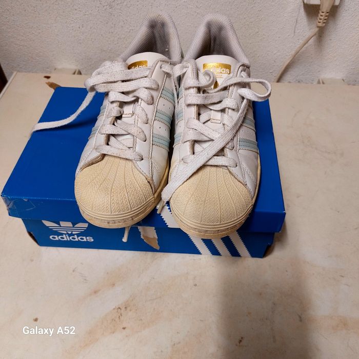 Adidas superstar riscas azul claro