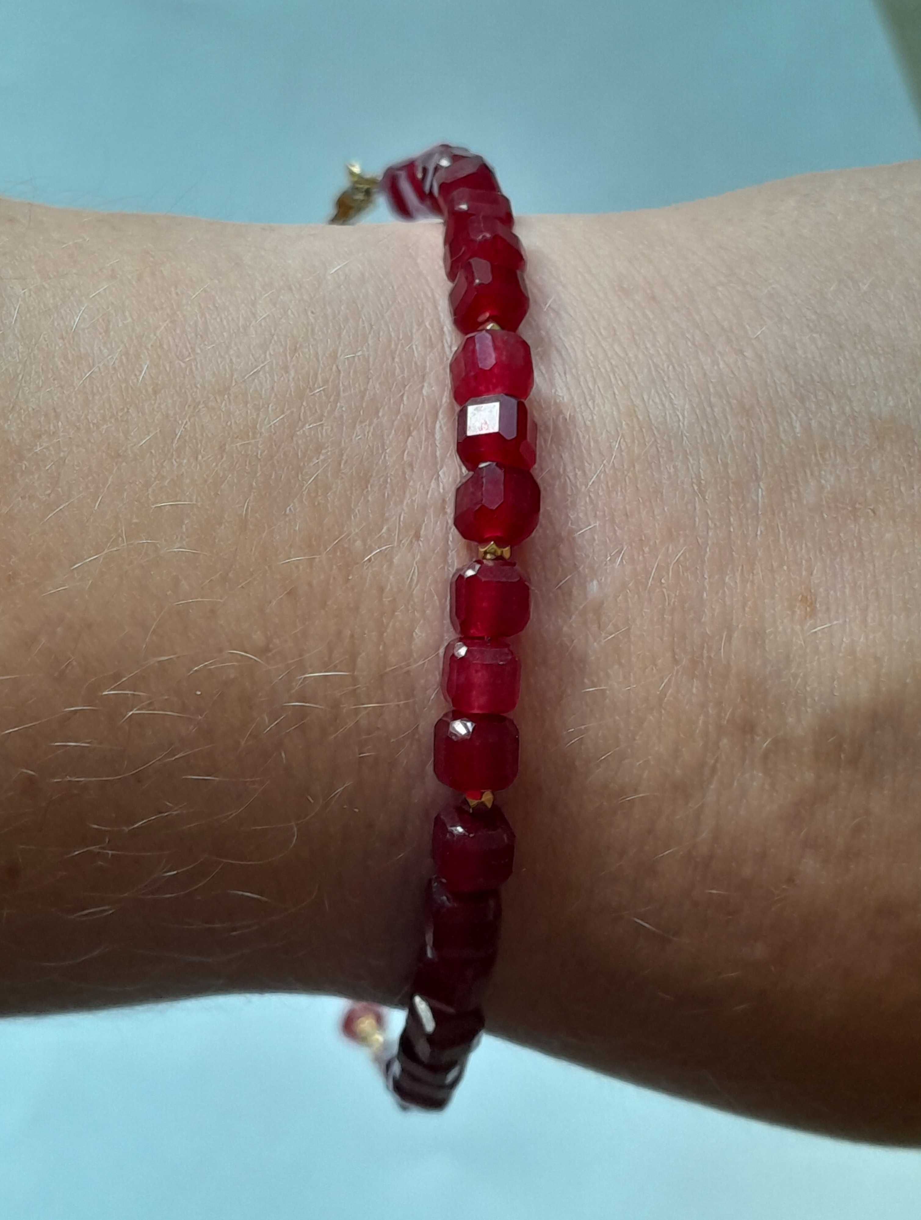 Pozłacana bransoletka z naturalnego kamienia rubinowy chalcedon.