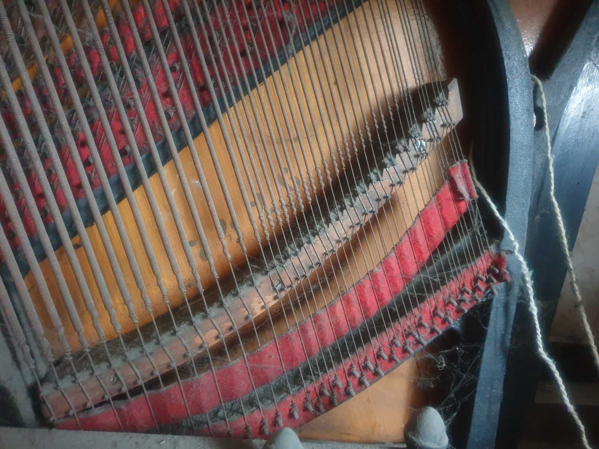 Czarne stare pianino