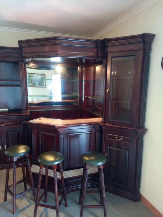 Móvel bar de sala/canto com 3 bancos incluídos como novo!