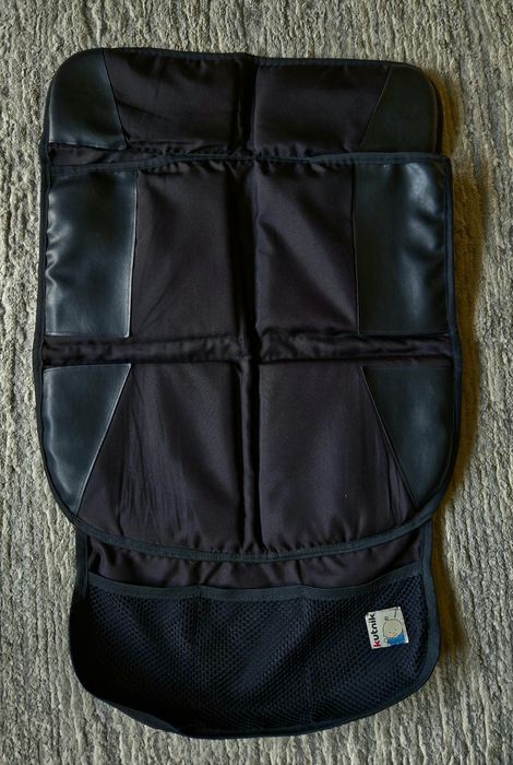 Mata ochronna na siedzenie samochodowe pod fotelik samochodowy