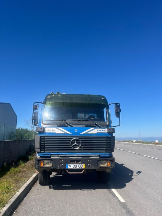 Camião Mercedes 2435 tribasculante