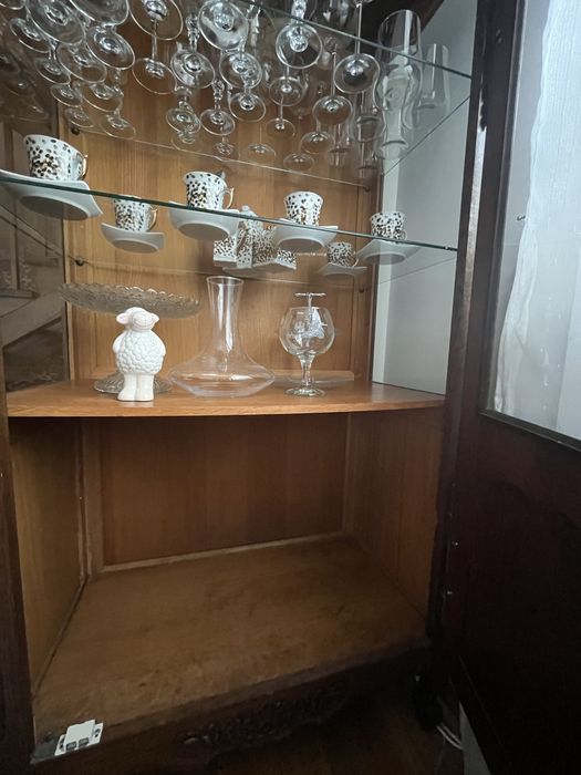 Szafa antyk w stylu ludwikańskim , ze szklanymi półkami.