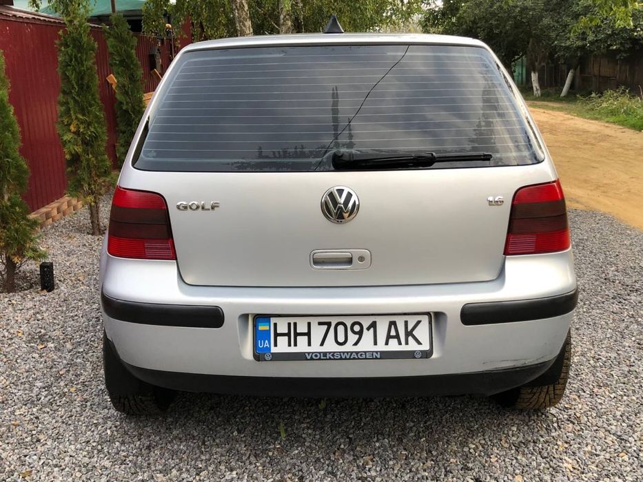 Volkswagen Golf 2000г 1.6 бенз.