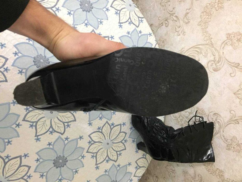 Кожаные лакированные ботильоны Conni