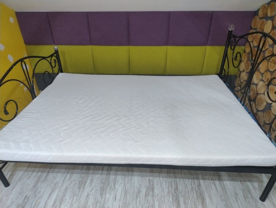 Łóżko stalowe ze stelażem i materacem