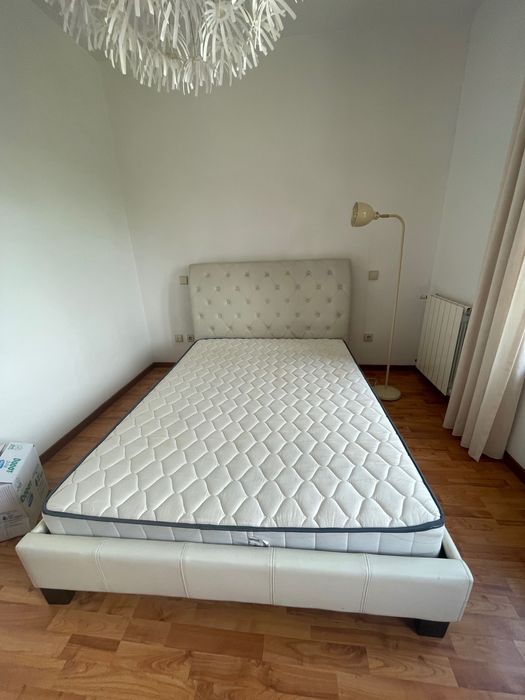 Cama casal impecável