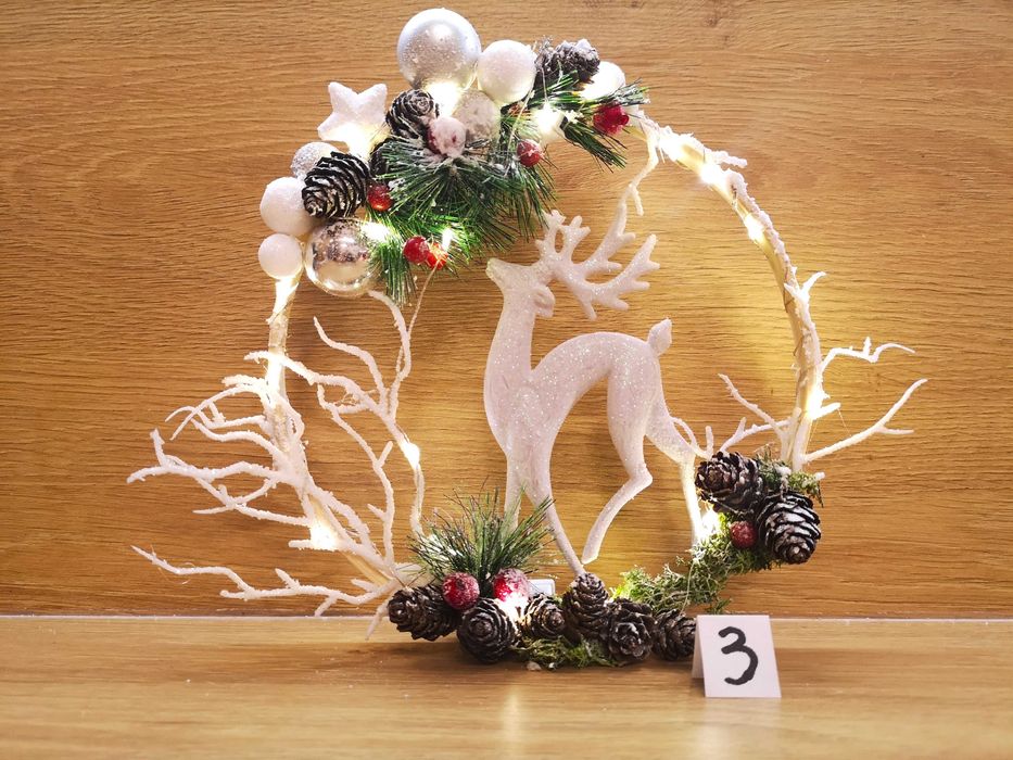 Stroik świąteczny na drewnianej obręczy, LED, średnica 20 cm