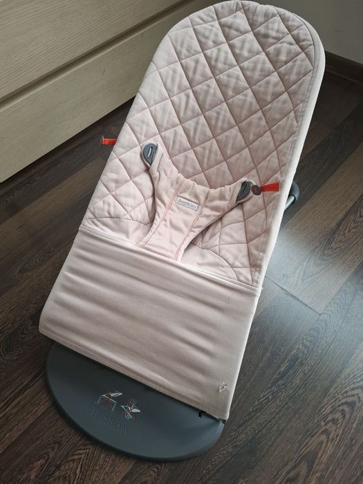 Leżaczek BabyBjorn różowy