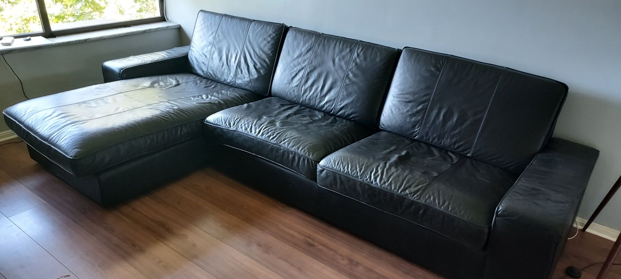 Sofá 4 lugares, com chaise longue em pele preto