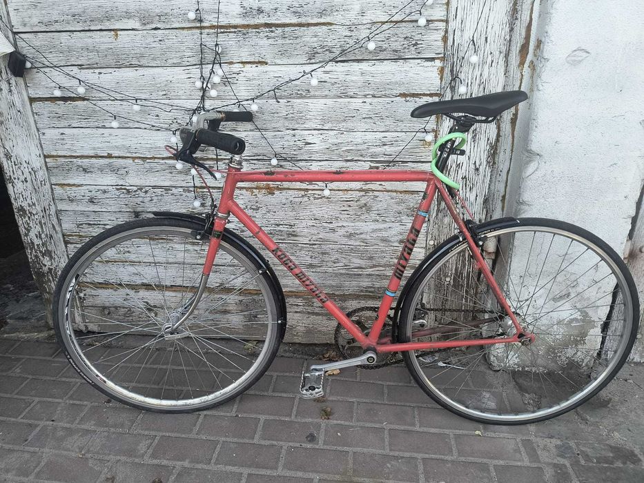 Rower miejski vintage czerwony wymaga serwisowania piasty