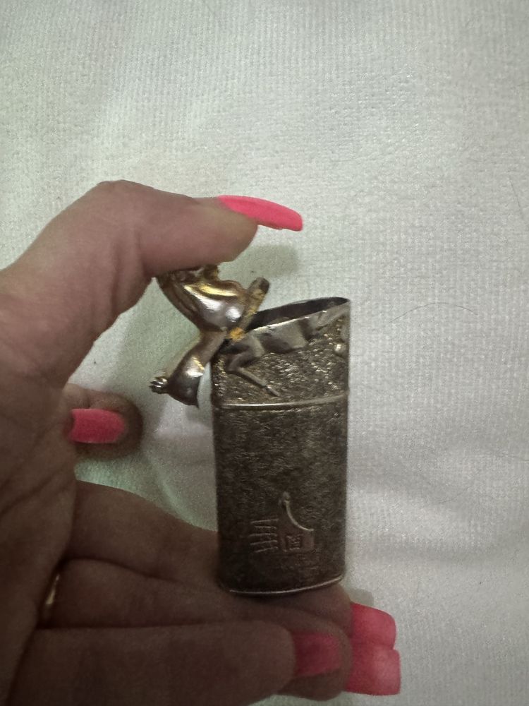 Isqueiro muito bonito e antigo