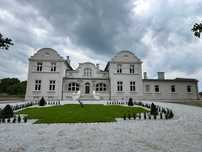 Odrestaurowany dwór z parkiem - gratka dla przedsiębiorców