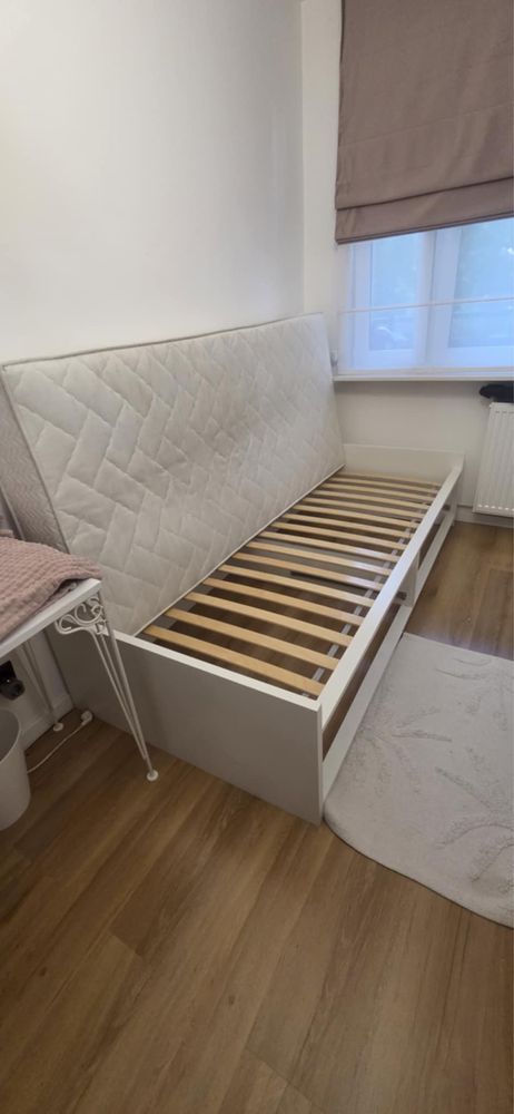Białe łóżko pojedyncze IKEA z czarnymi szufladami 90x200 cm