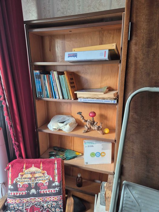 Oddam meble z mieszkania: stół, szafy, kredensy, szafki kuchenne itp.