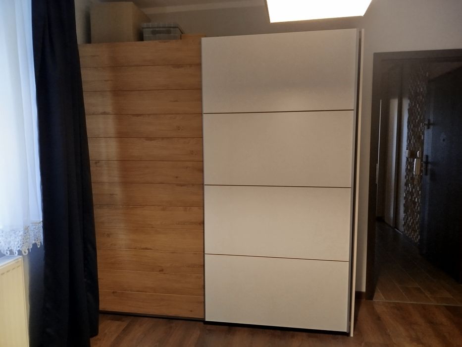 Szafa z przesuwnymi drzwiami