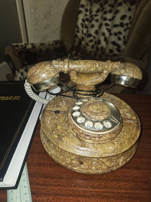 Ретро телефон из оникса