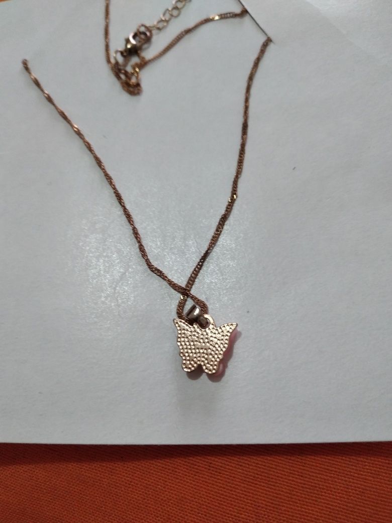Colar novo com pendente borboleta