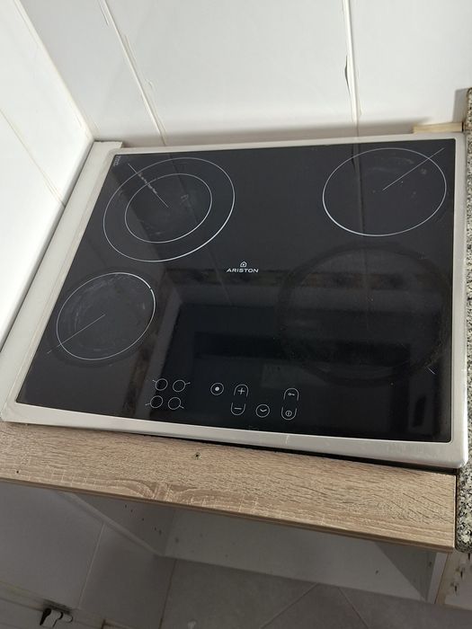 Placa Elétrica vitrocerâmica ARISTON HOTPOINT 3 zonas de aquecimento