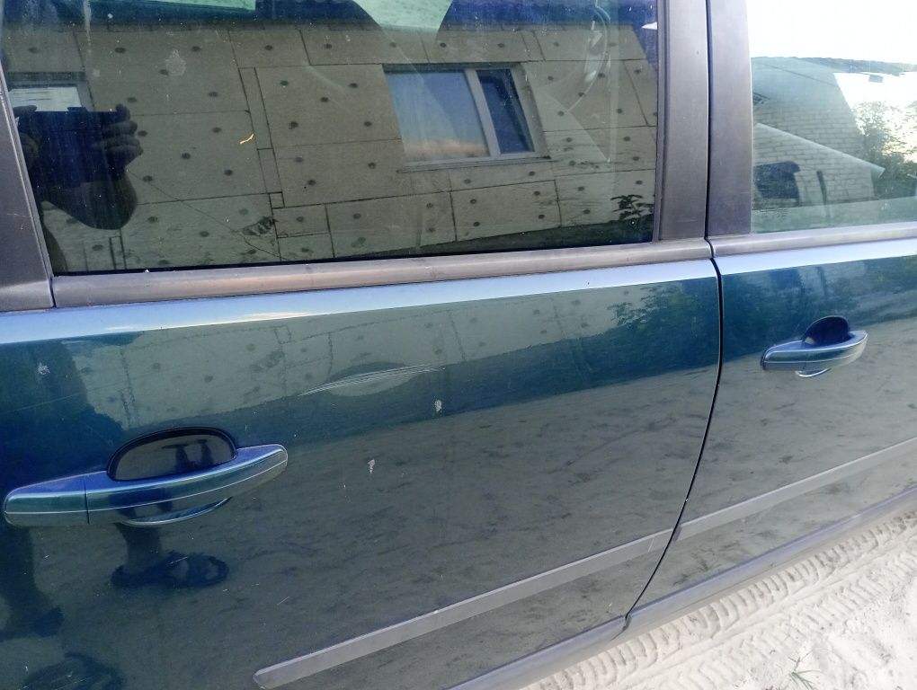 Автомобиль Ford C-max