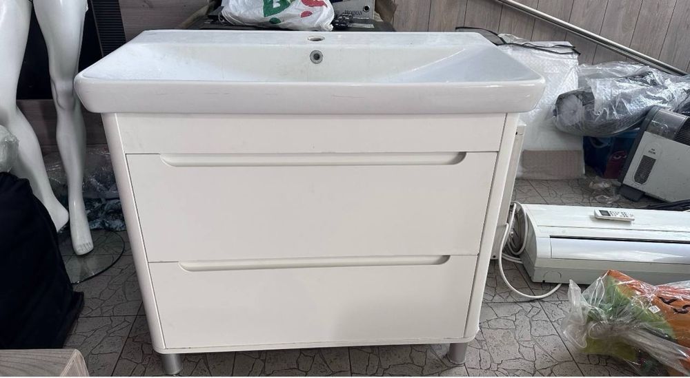 Умывальник с тумбой + смеситель (кран)