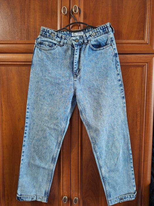 Продам джинси МОМ блакитного кольору.