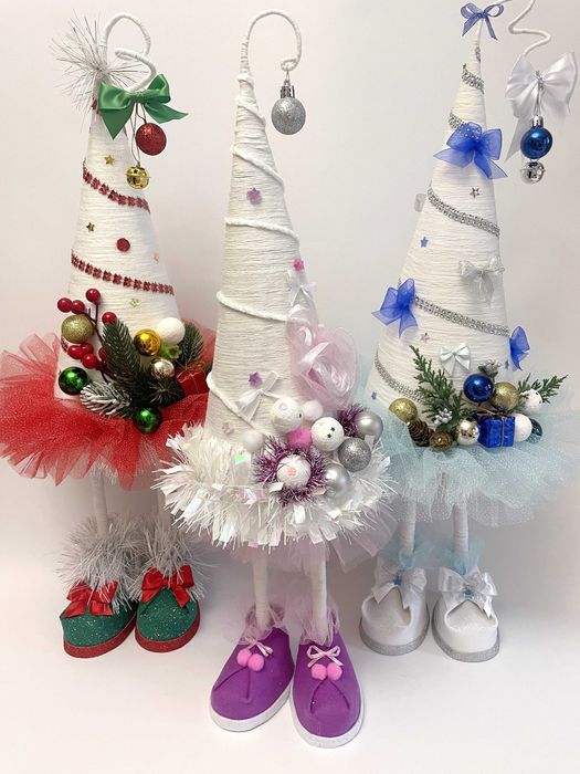Декоративна інтер'єрна різдвяна ялинка на ніжках ручної роботи