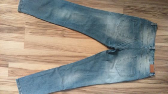 spodnie jeans z przetarciami z dziurami
