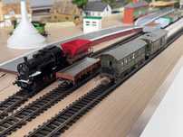 Zestaw wagonów märklin z zepsutą lokomotywą