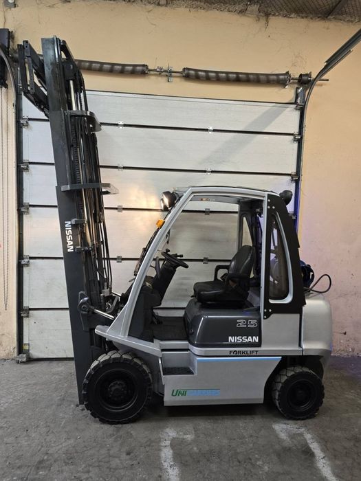 Навантажувач вилковий, газовий 2.5 тонн Nissan-Unicarriers U1D2A25LH