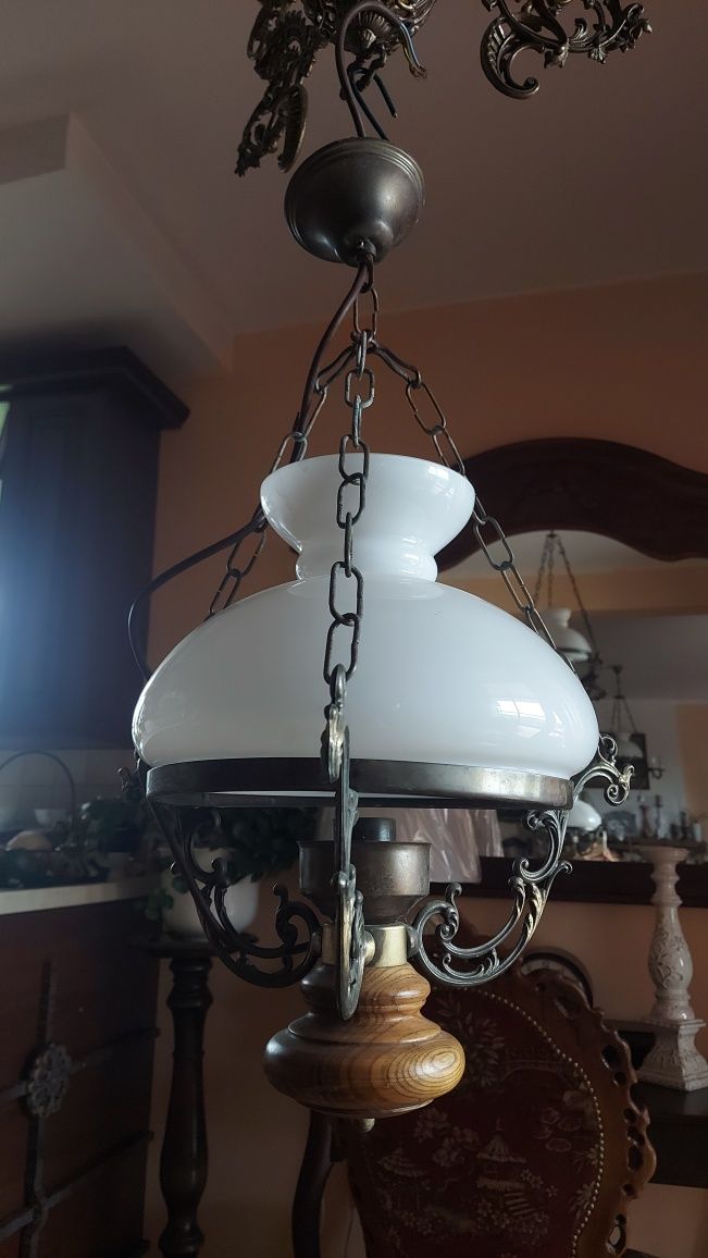 Lampa mosiężna ala naftowa lekko uszkodzony klosz.