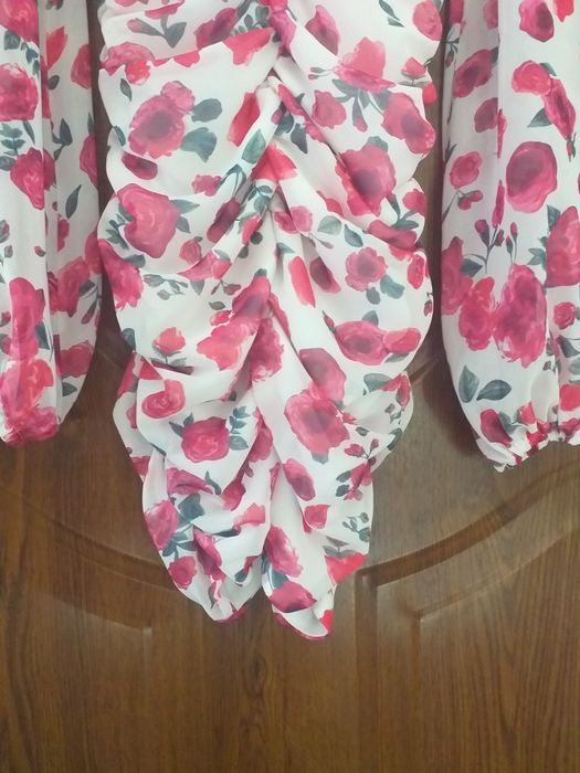 Elegancka, krótka, marszczona sukienka w kwiaty, rozmiar S