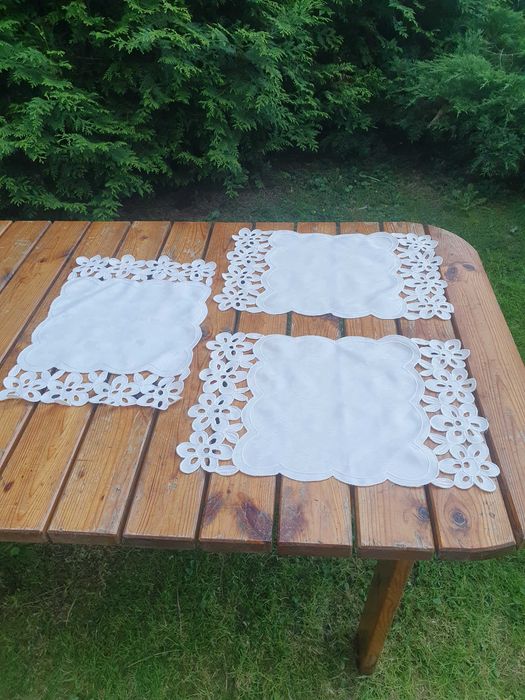 Obrus kremowy ażurowy