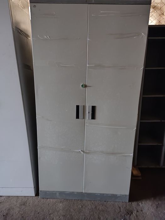 Продаю б.у канцелярський шкаф металлический.