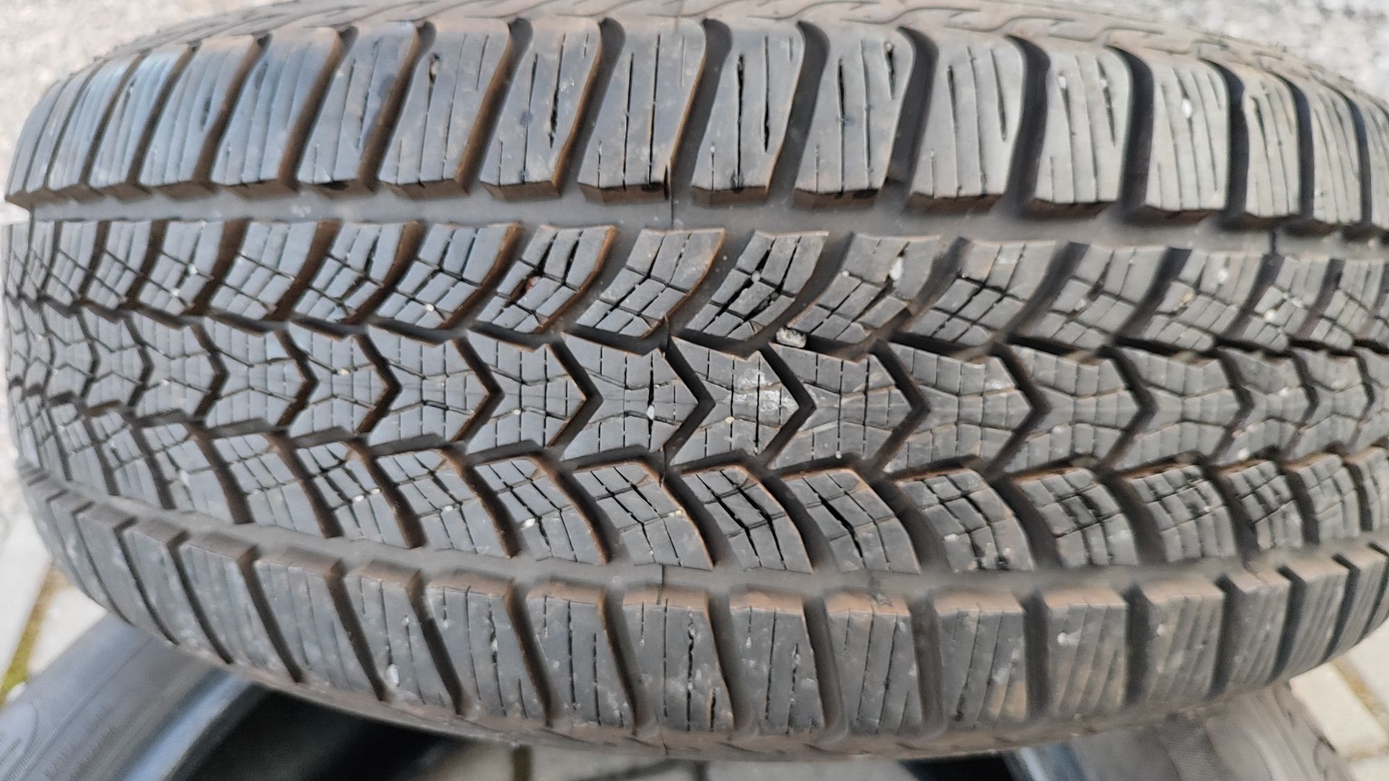 Opony zimowe Dębica Frigo HP2 jak nowe 215/60 R16