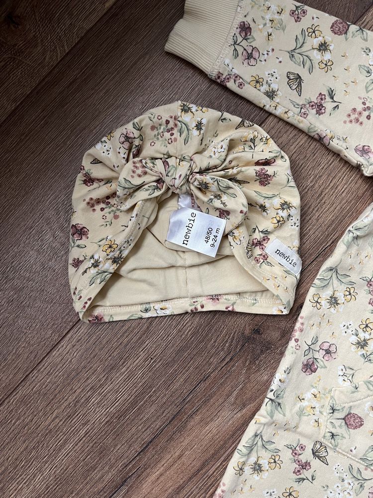 Piękny komplet Newbie kombinezon i czapka w kwiaty