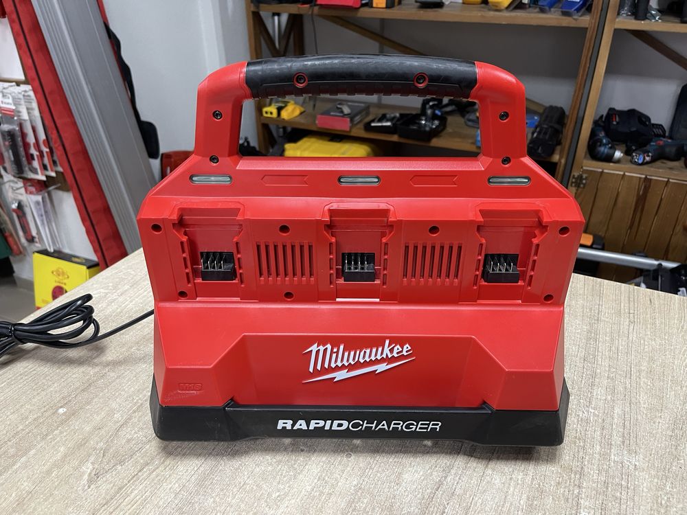 Milwaukee M18 PC6 Packout / зарядний пристрій Мілвокі на 6 портів