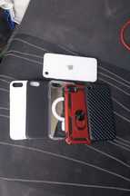 iPhone SE com 4 capas e um capo de carregador em muito bom estado
