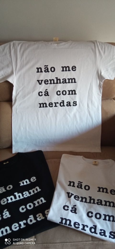 T-shirt unisexo, c/mensagem  branca/preta