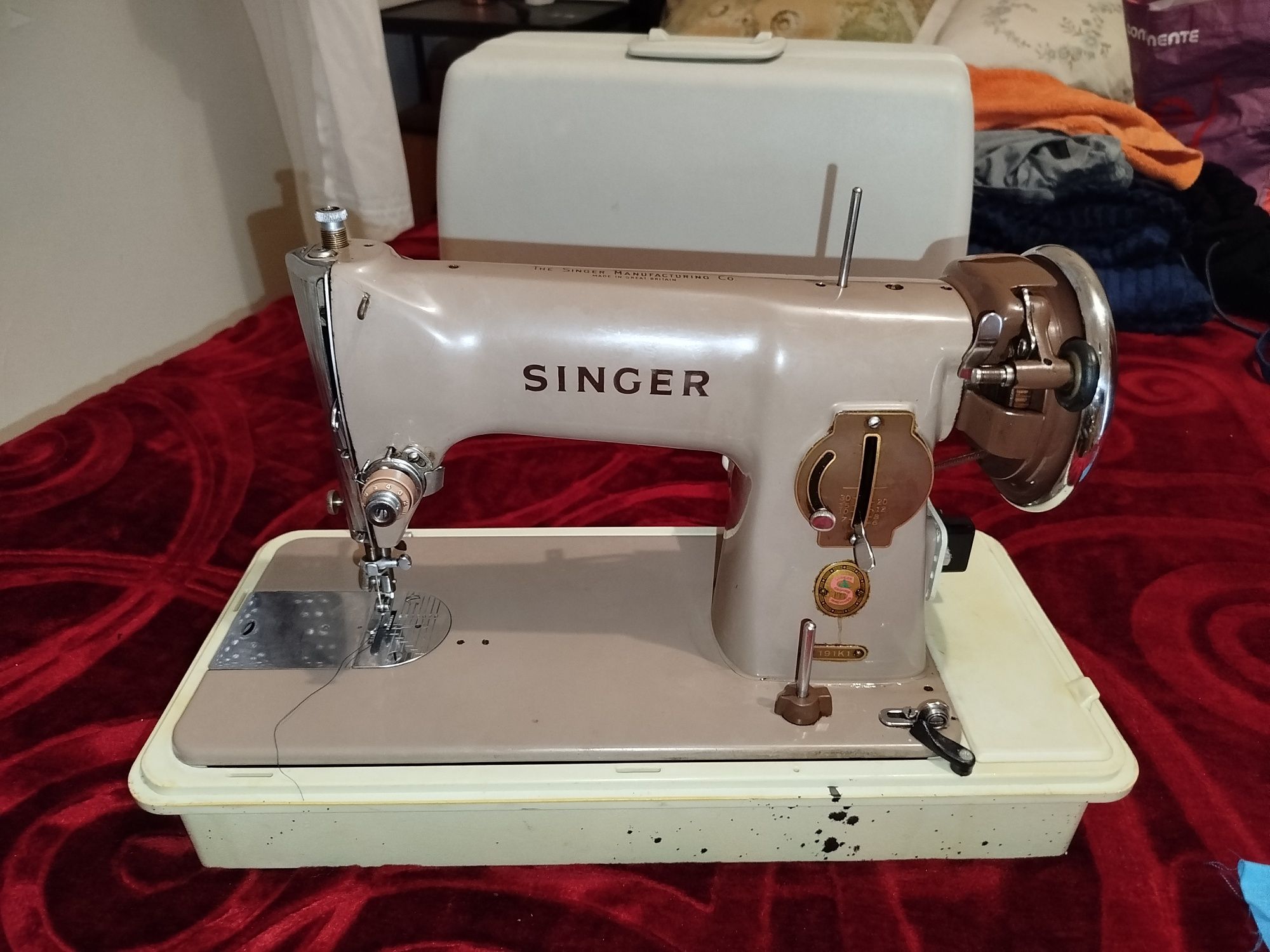 Máquina de costura Singer com mala de transporte