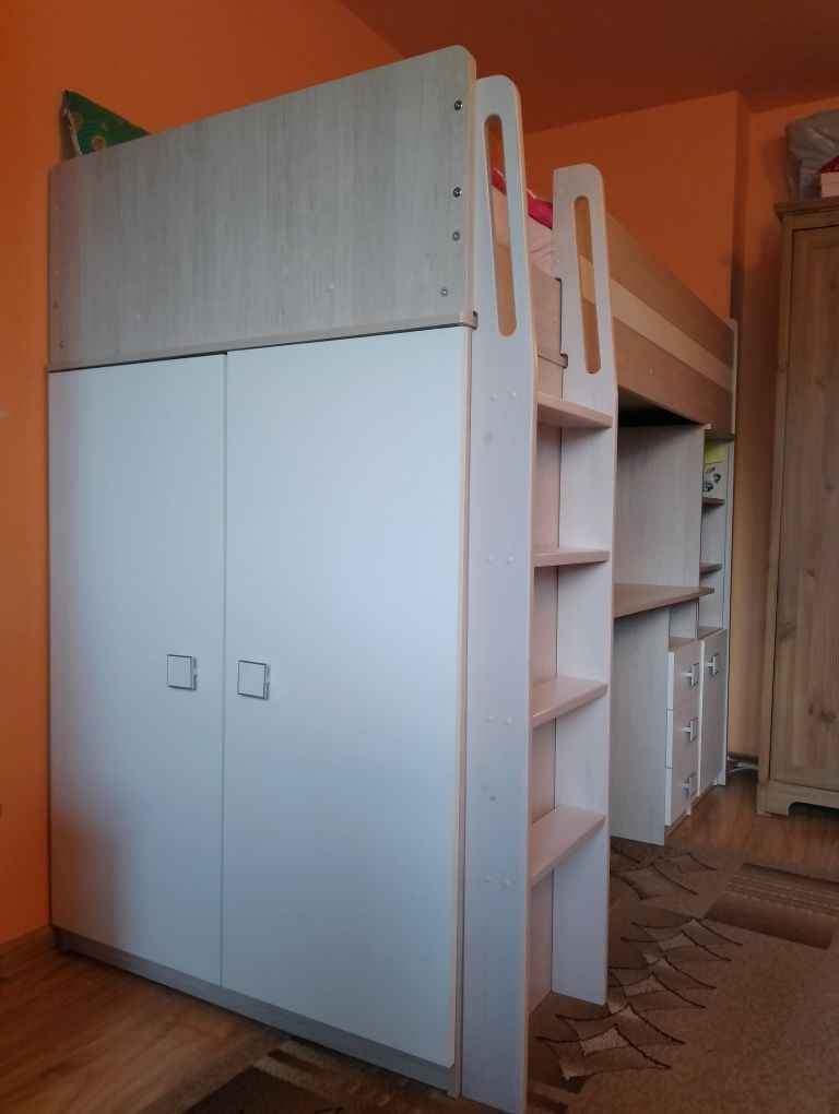 Antresola z biurkiem i półką