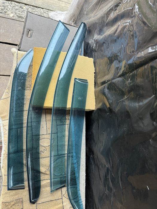 Продам вітровики на тойоту корола