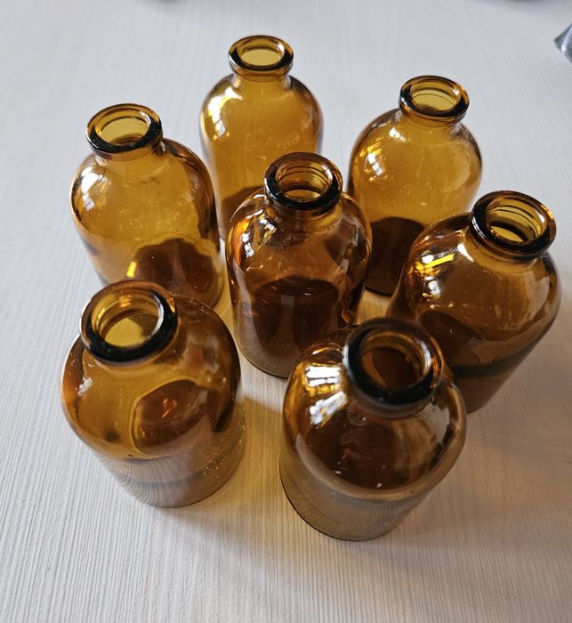 Buteleczki z ciemnego szkła