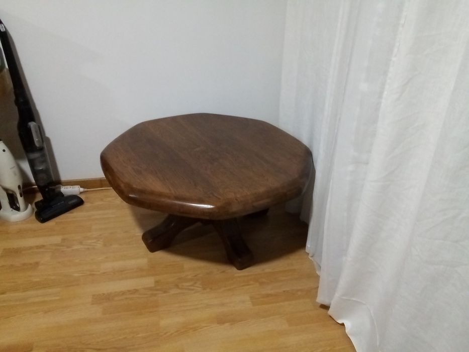 Mesa de centro em madeira maciça.  feito artesanal, peça única