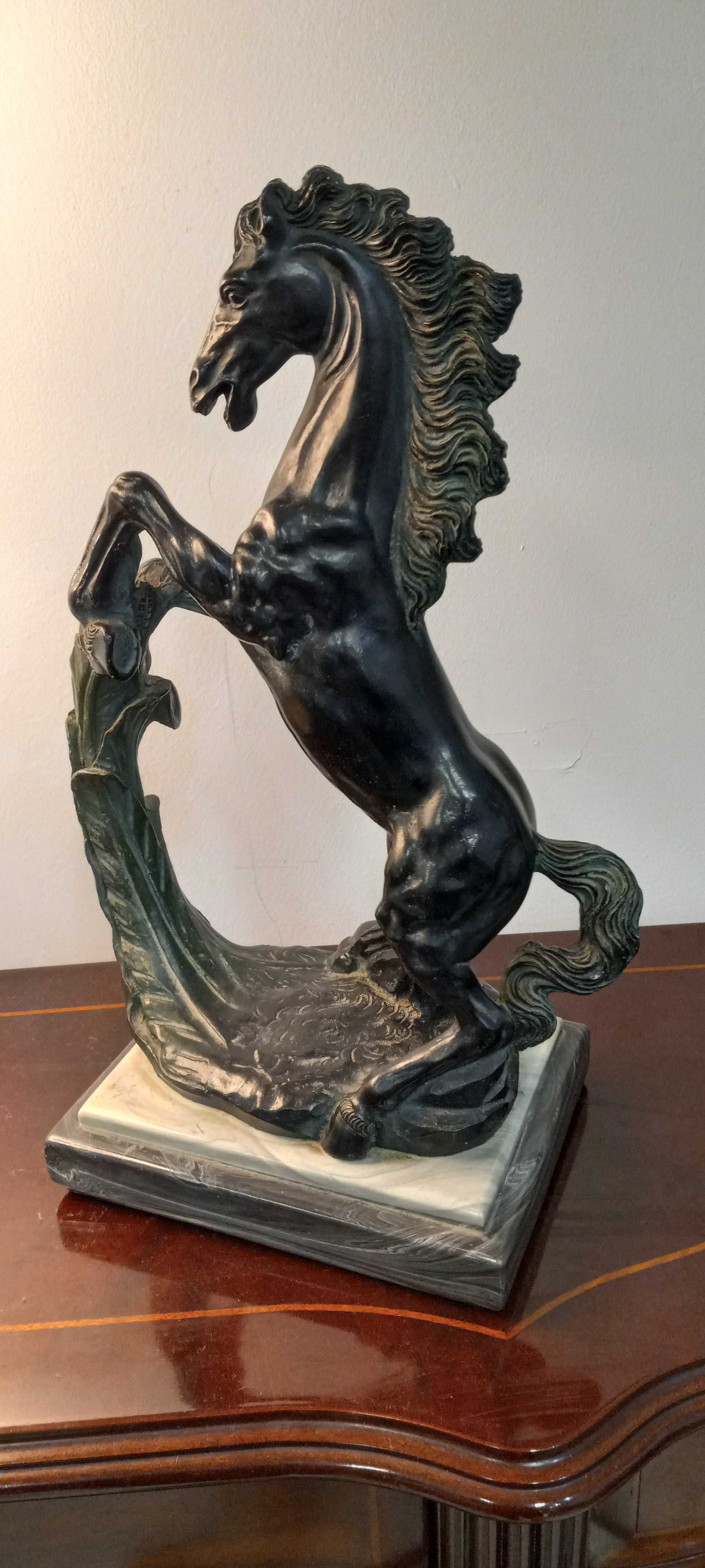 Estátua de cavalo imitação de bronze