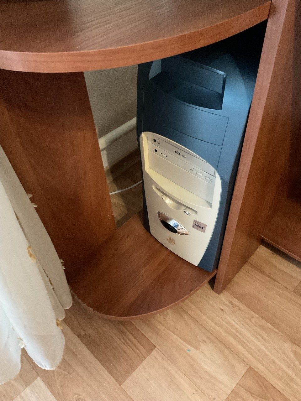 Продам ПК SAMTRON76BDF та системний блок LG 52X MAX та клавіатуру