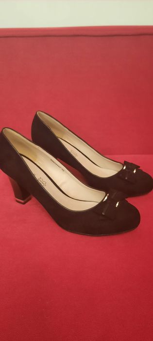 Szpilki, buty, pantofelki czarne, zlote ozdoby T.Taccardi roz.40