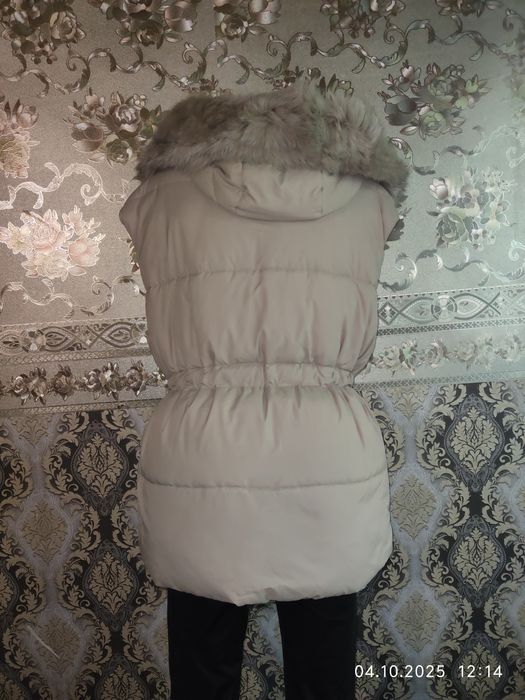 Бежевий пуховий жилет із хутряним капюшоном бренду Woyz.