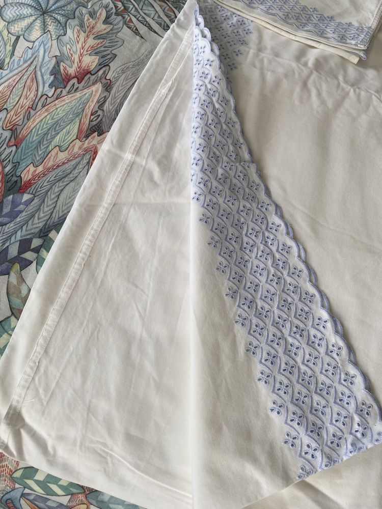 Lençol de cima com bordado azul e fronhas